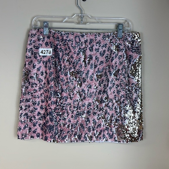 Free people one 08 sequin mini skirt 16”w 16”length great preowned condition - Picture 1 of 7